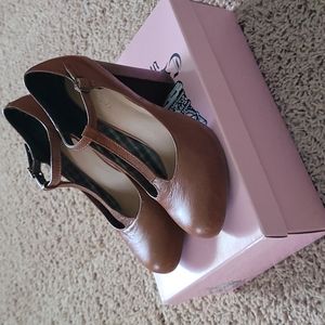 Crown vintage, brown heels